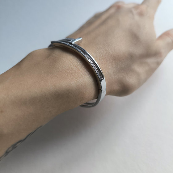 Silver bracelet with cubic zirconia