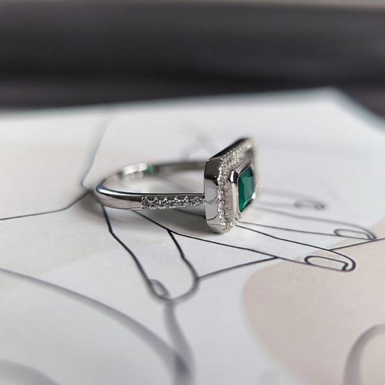 Silver ring with agate 1.428ct, cubic zirconia