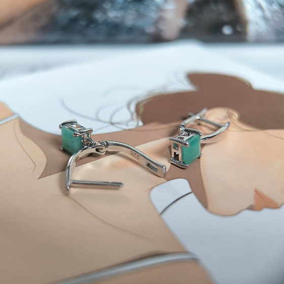 Срібні сережки зі смарагдом 1,13 карата