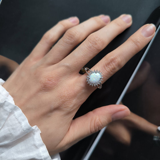 Срібна каблучка з опалом 1,265 карата та фіанітами