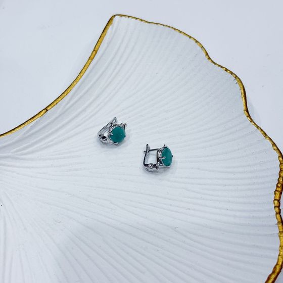 Silver earrings with a 3.308-carat emerald