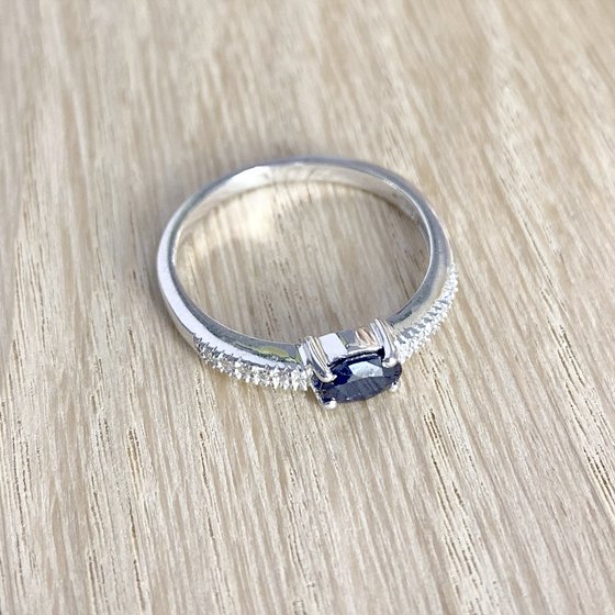 Silver ring with a 0.702-carat sapphire