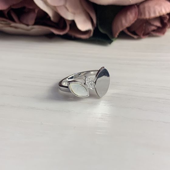 Silver ring with mother-of-pearl