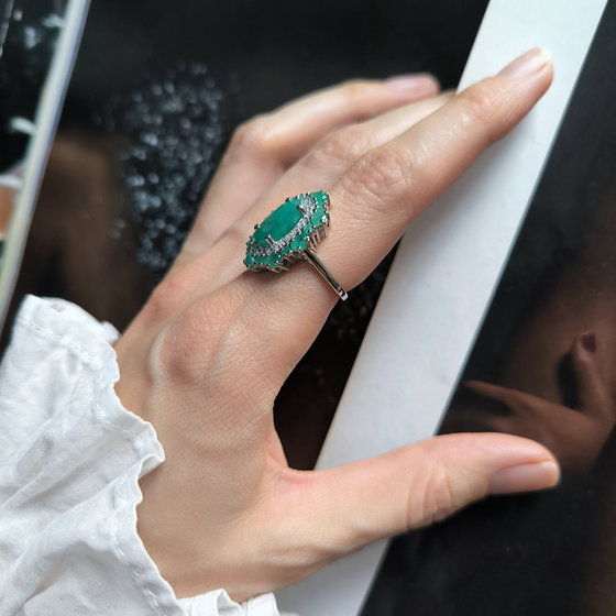 Silver ring with emerald 5.565ct