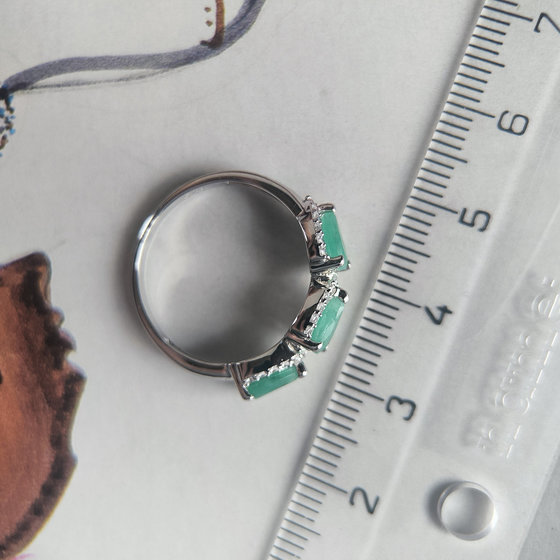 Silver ring with emerald 1.432ct