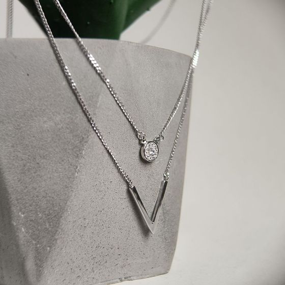 Silver necklace with phianites