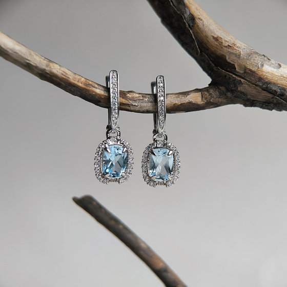 Срібна каблучка з топазом 2.284ct, фіанітами