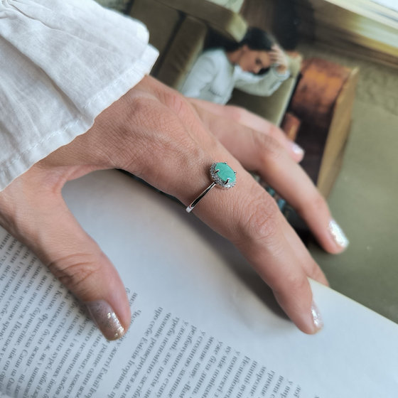 Silver ring with a 1.45-carat emerald
