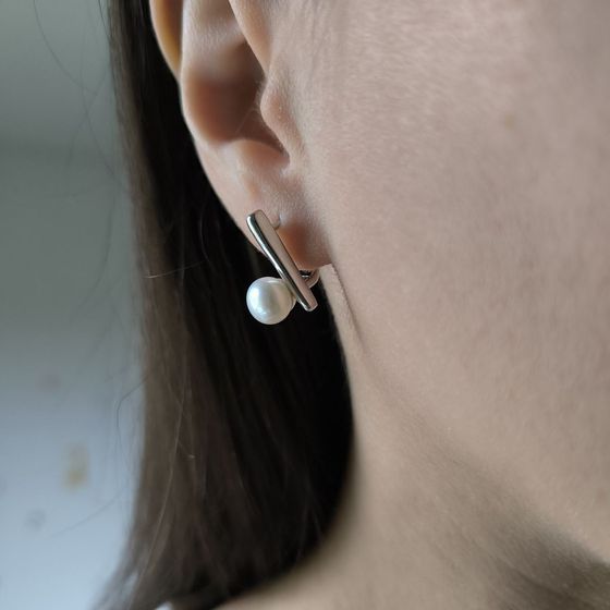 Silver earrings with pearls