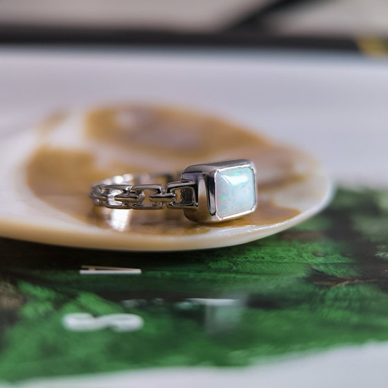 Срібне кільце з опалом 0,5 карата