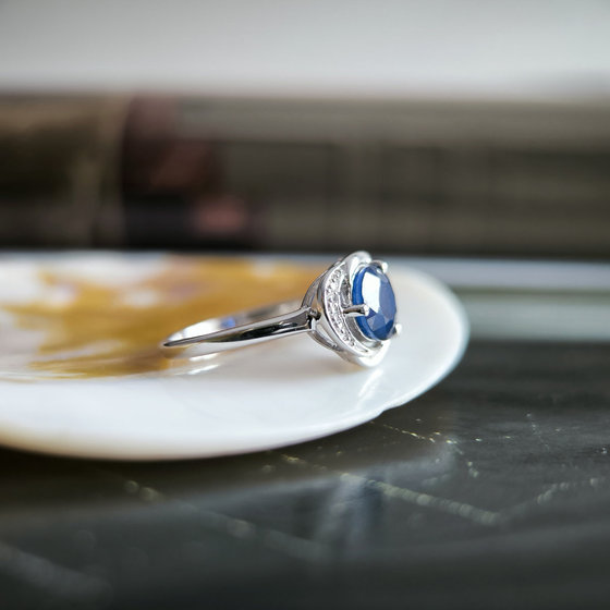 Серебряное кольцо с сапфиром, фианитами
