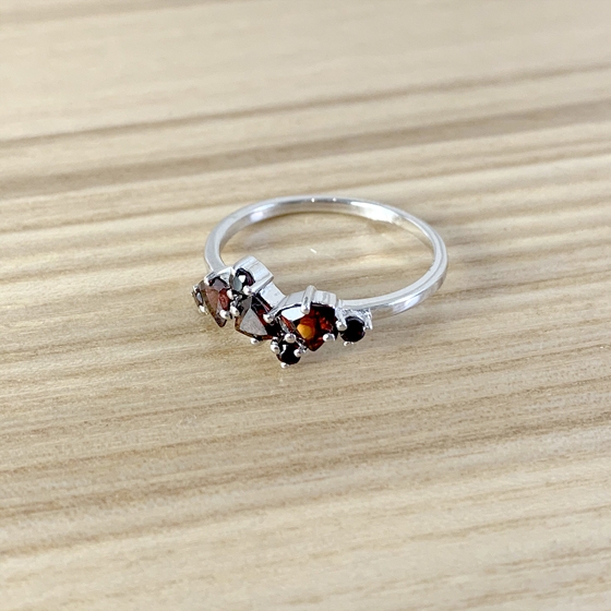 Silver ring with a 1.013-carat garnet