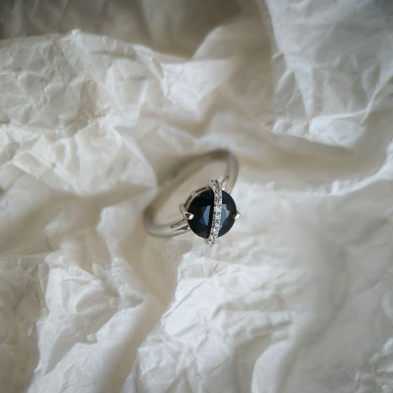 Sterling silver ring with sapphire 2.732ct, phianites