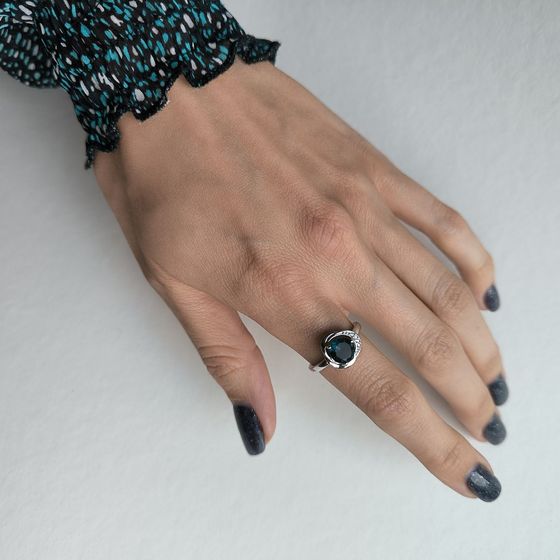 Срібна каблучка з топазом «Лондон Блю» та фіанітами