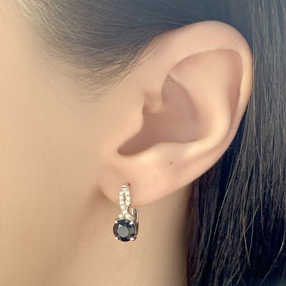 Silver earrings with a 2.555-carat sapphire
