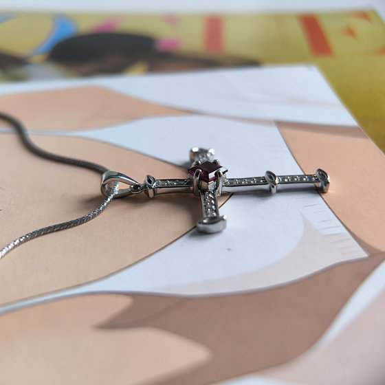 Срібний хрестик з рубіном 1,53 карата, фіанітами