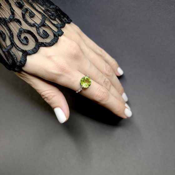 Серебряное кольцо с хризолітом, фианитами