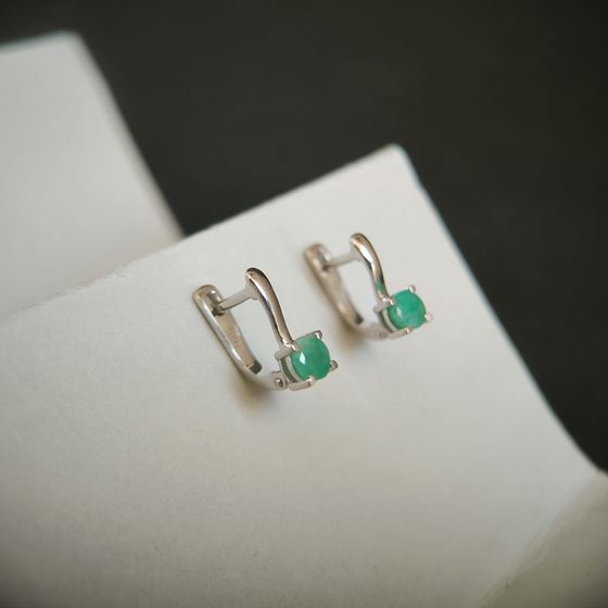 Срібні сережки зі смарагдом 0,8 карата