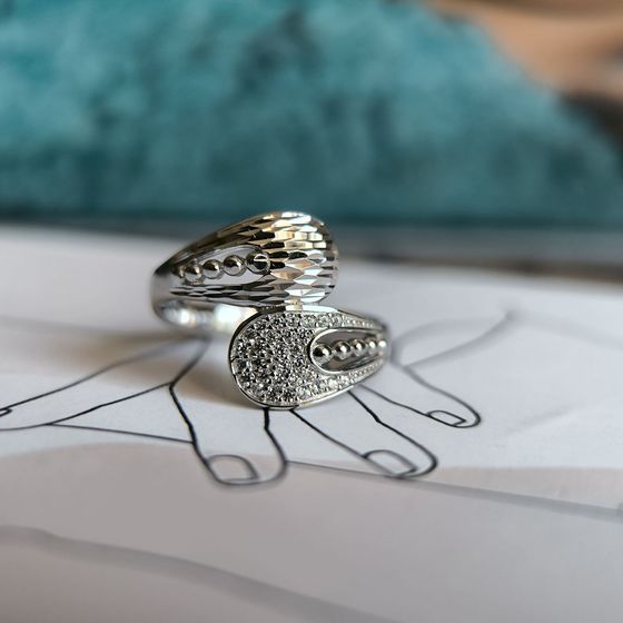 Срібна каблучка з фіанітами