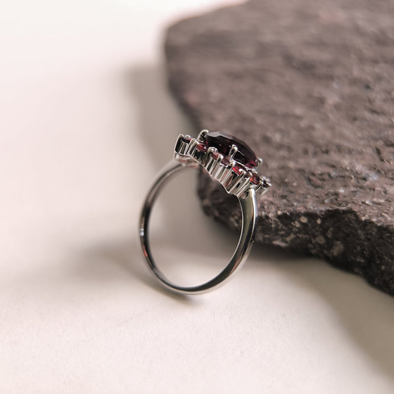 Silver ring with a 4.007 ct nano garnet