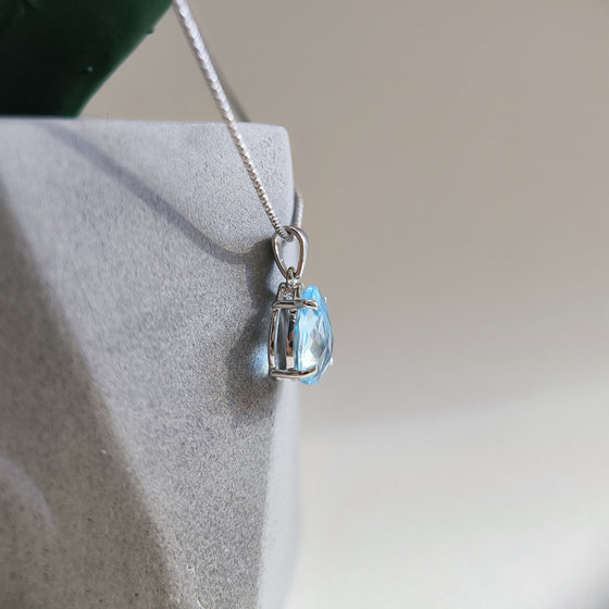 Silver pendant with a 4.19-carat topaz