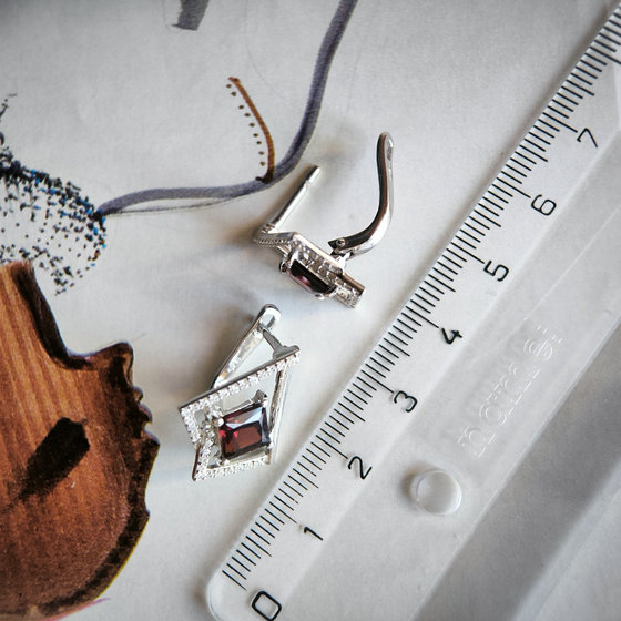 Срібні сережки з гранатом 3,399 карата