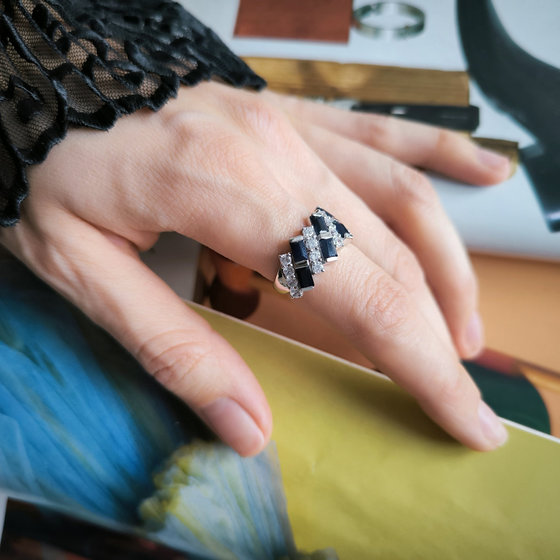 Срібне кільце з сапфіром 5.625ct, фіанітами