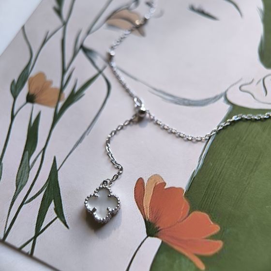 Silver necklace with mother-of-pearl