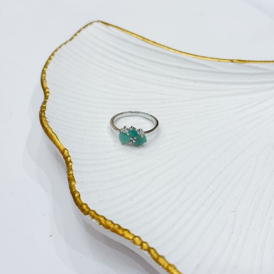 Срібна каблучка зі смарагдом, фіанітами