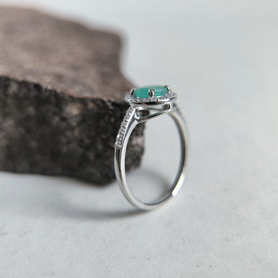 Silver ring with emerald 1.155ct