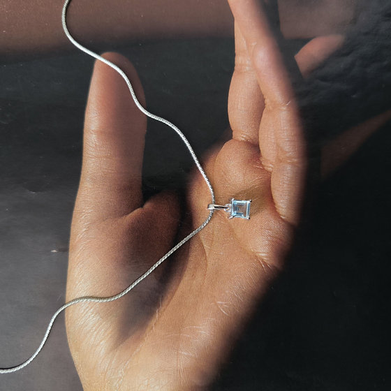 Срібна підвіска з топазом 0,83 карата