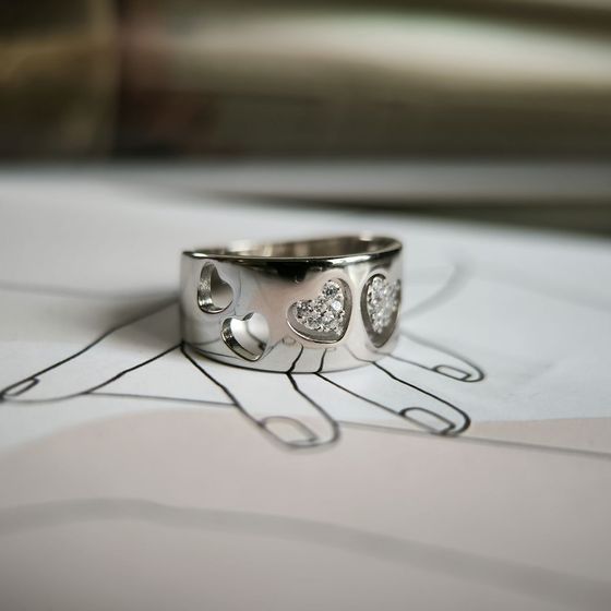 Срібна каблучка з фіанітами