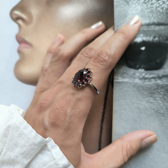 Silver ring with a 4.007 ct nano garnet