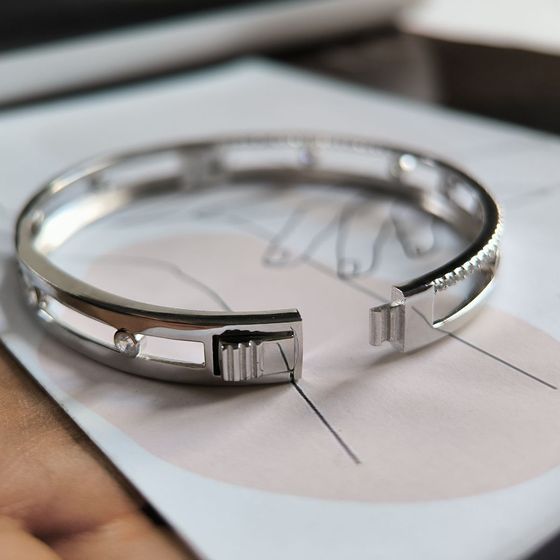 Silver bracelet with phianites