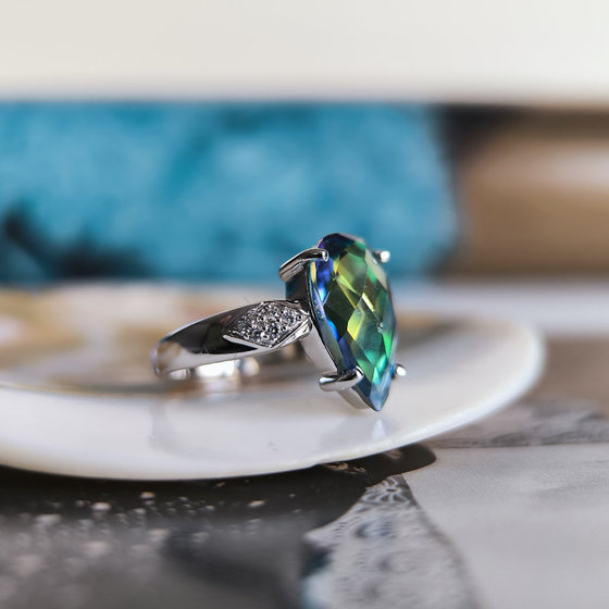 Срібне кільце з містичним топазом 3,492 карата
