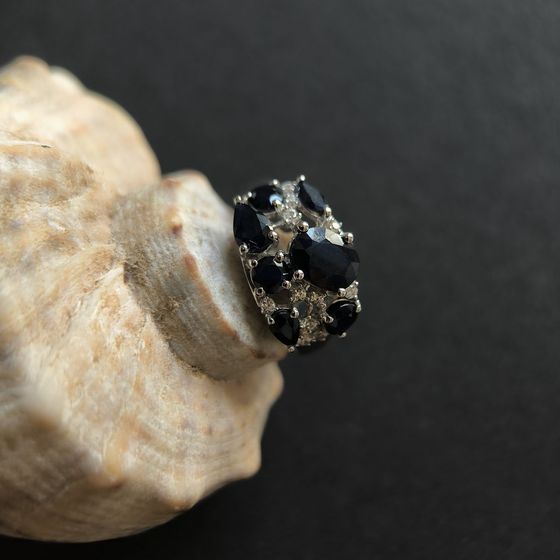 Срібна каблучка з сапфіром 3.823ct, фіанітами