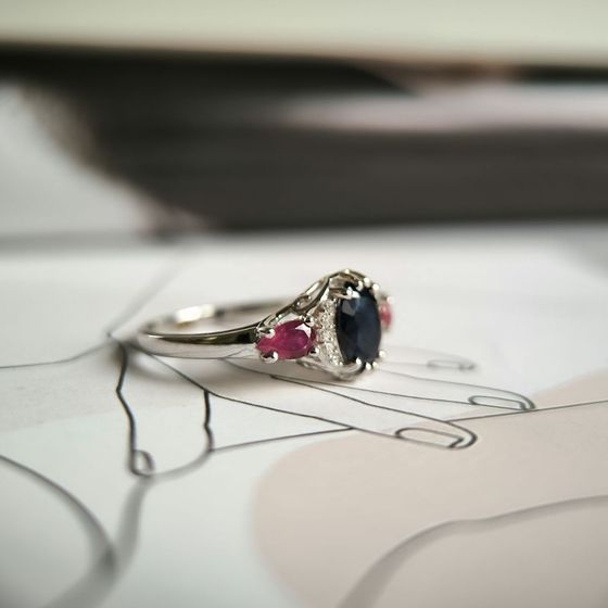 Серебряное кольцо с сапфиром 2.135ct, рубином, фианитами