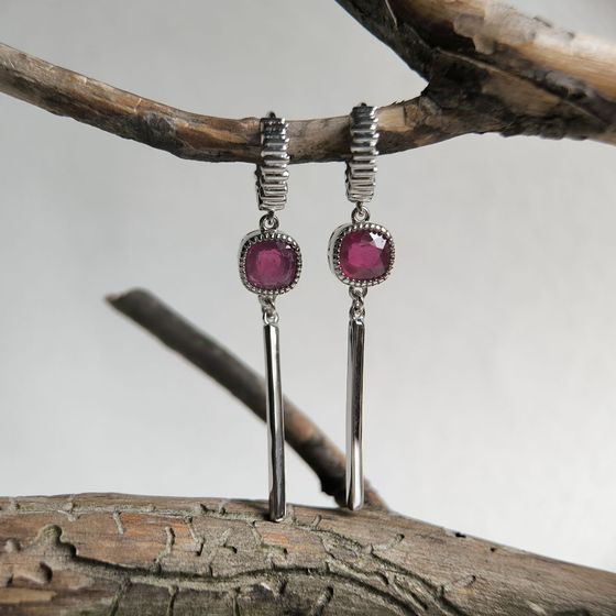 Срібні сережки з рубіном