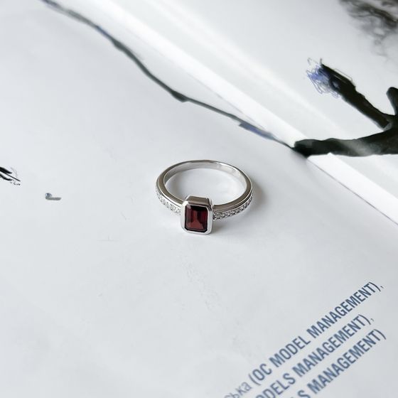 Серебряное кольцо с гранатом 1.477ct
