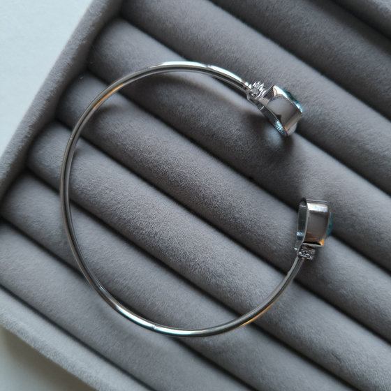 Silver bracelet with 9.716ct topaz and cubic zirconia