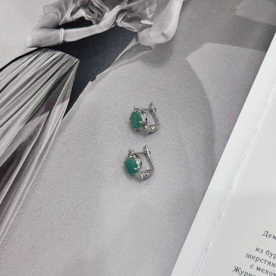 Silver earrings with a 3.308-carat emerald