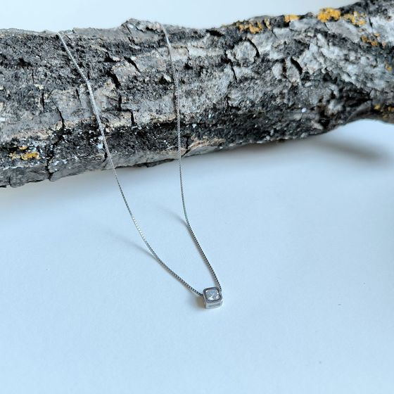 Silver necklace with phianites