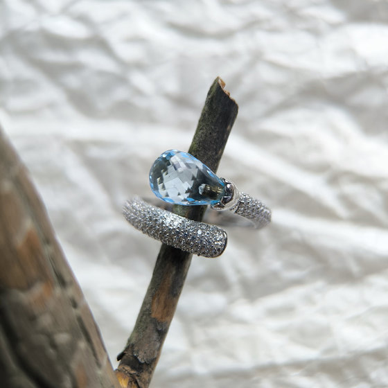 Срібна каблучка з топазом 5.49ct, фіанітами