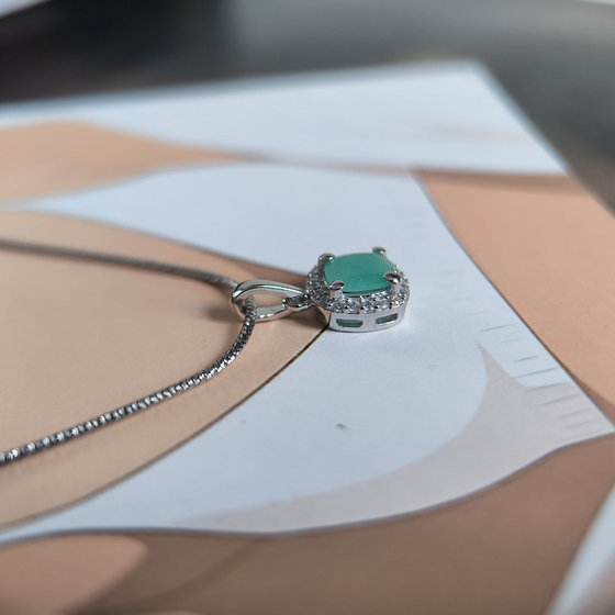 Срібна підвіска із смарагдом 0,666 карата