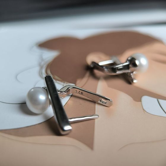 Silver earrings with pearls