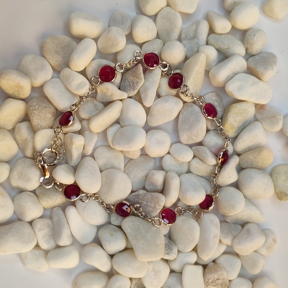 Silver bracelet with a 7.116-carat ruby