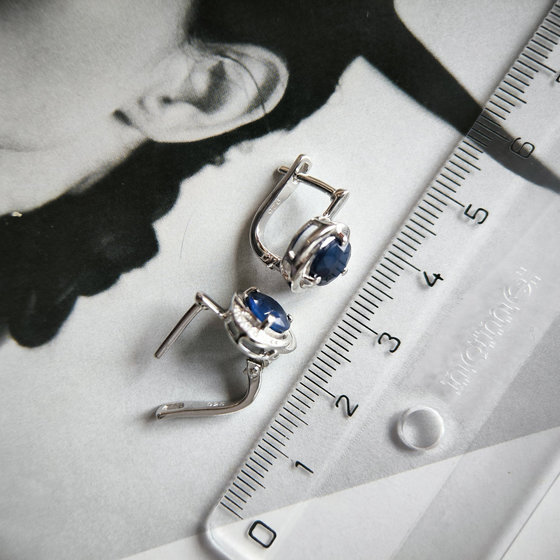 Silver earrings with a 3.31-carat sapphire and cubic zirconia