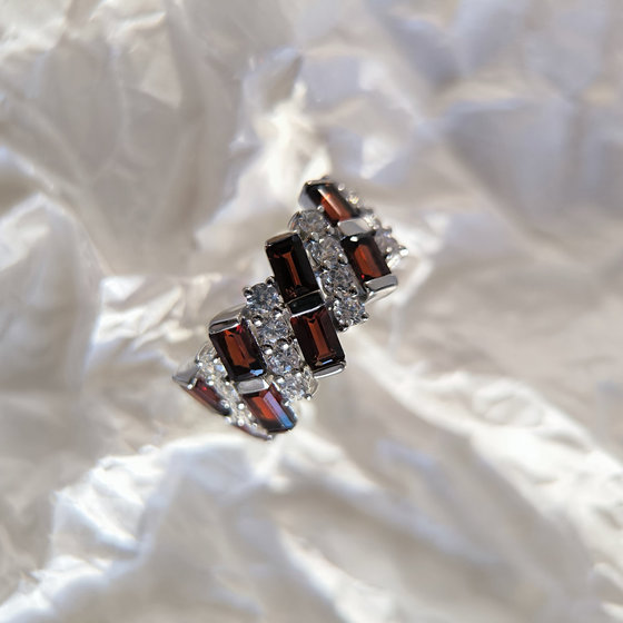 Срібна каблучка з гранатом 5.692ct