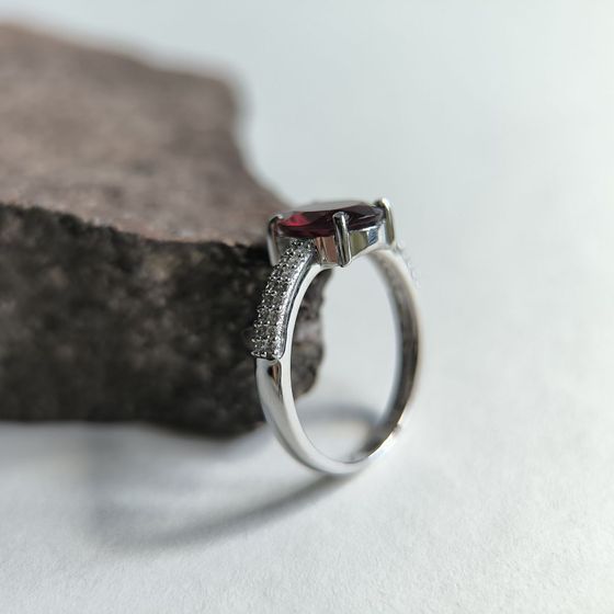 Срібна каблучка з гранатом nano, фіанітами