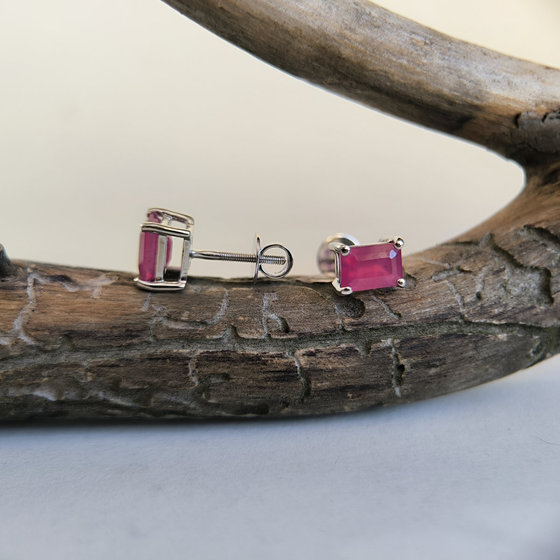 Silver earrings with a 2.68ct ruby
